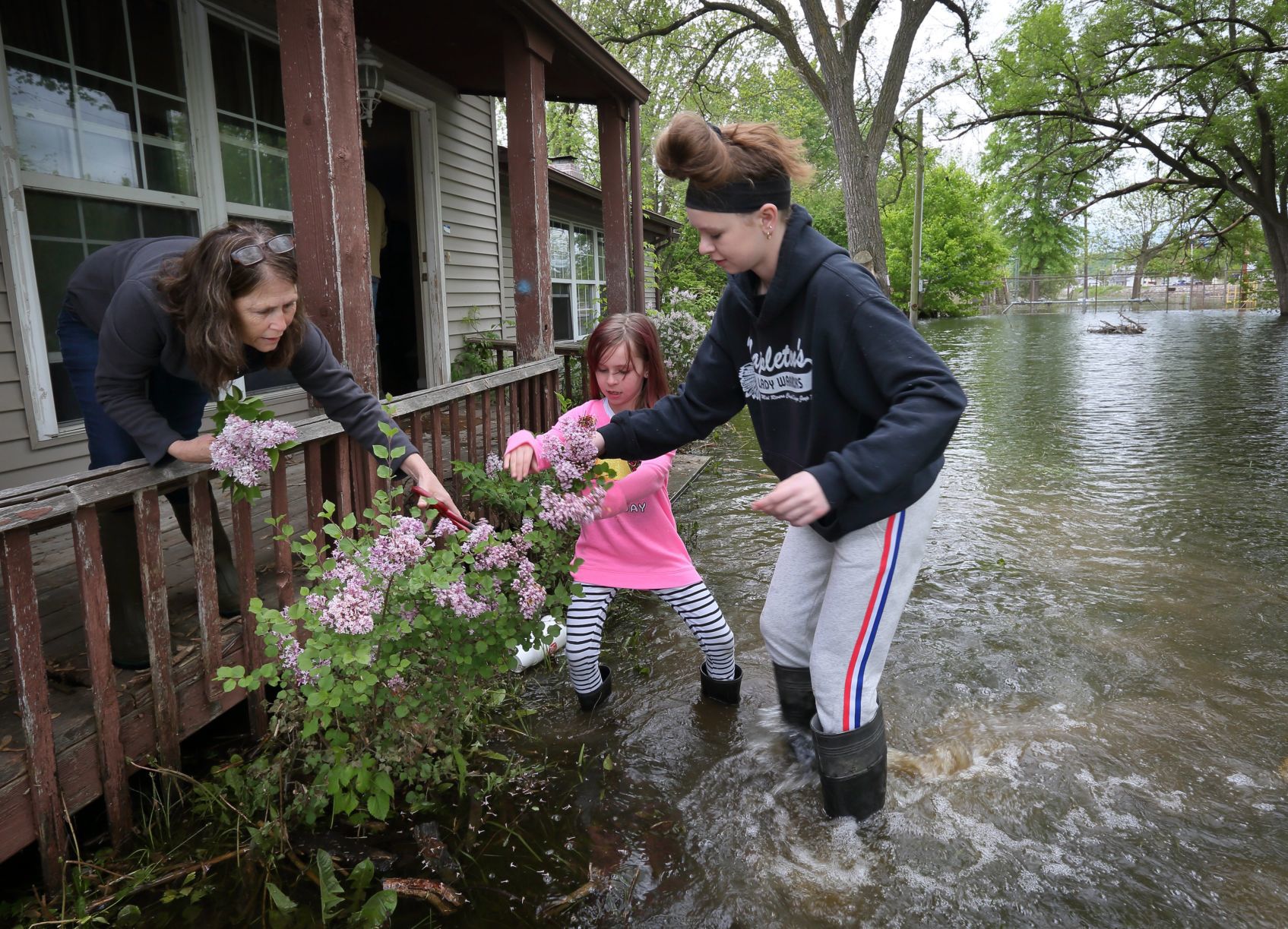 Floodwater can't stop Mother's Day